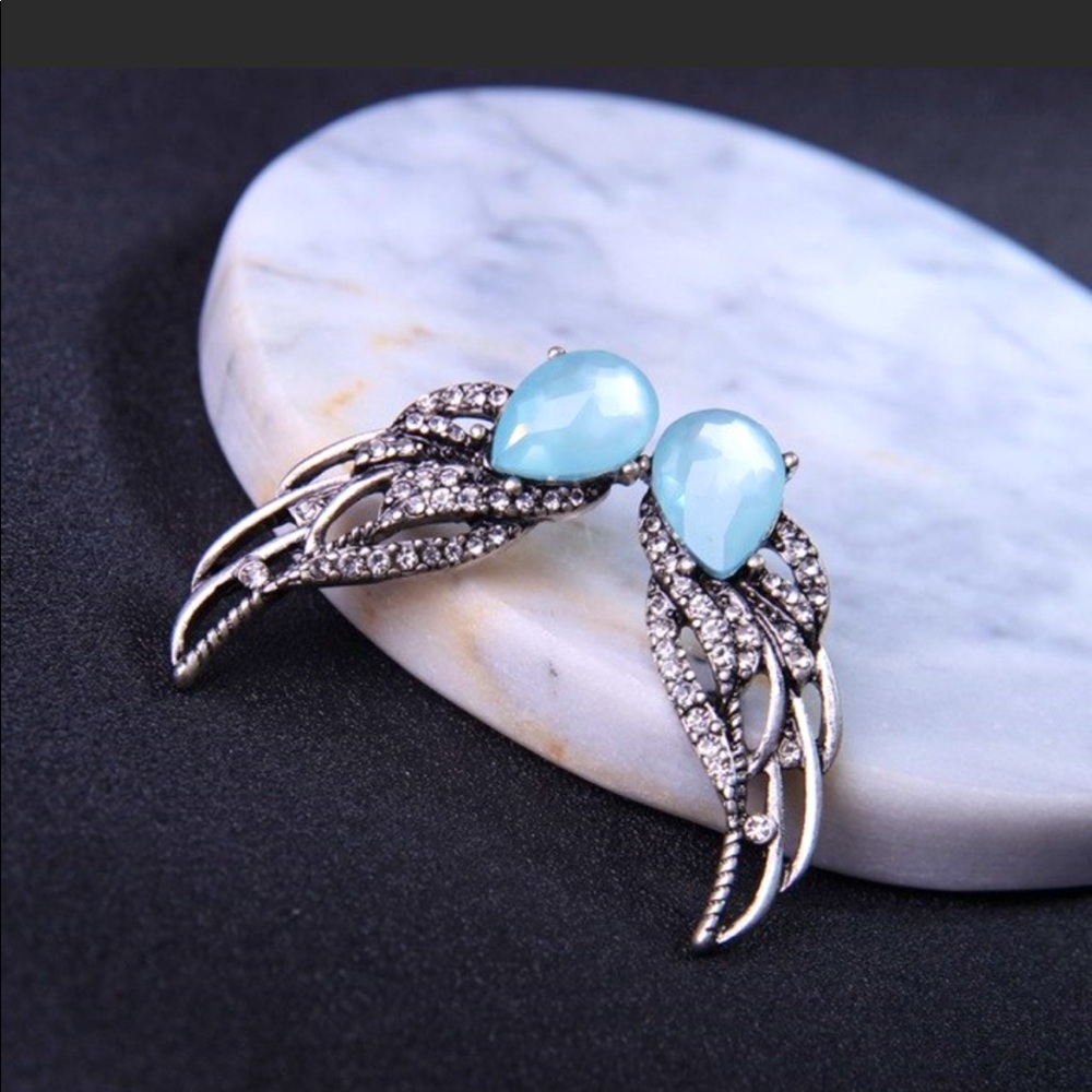 3/$25 🧜‍♀️🧜‍♀️NIB Blue Crystal Wing Earrings 💙💙